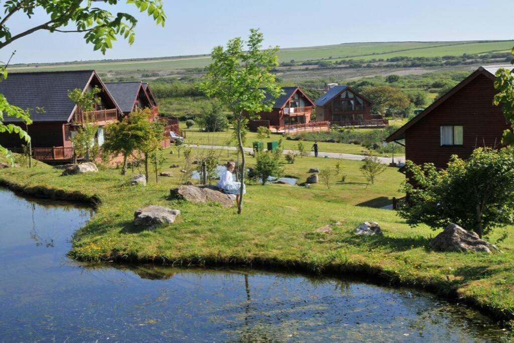 Skylark Sleeps 8 Private Hot Tub & Dogs Welcome Nr Padstow, Resort Pool Bar & Watersports St Columb Major Exteriör bild